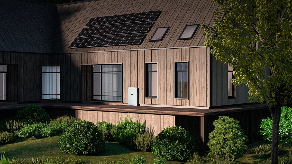 Midea Hienergy monterat på fasaden till ett trähus med solceller