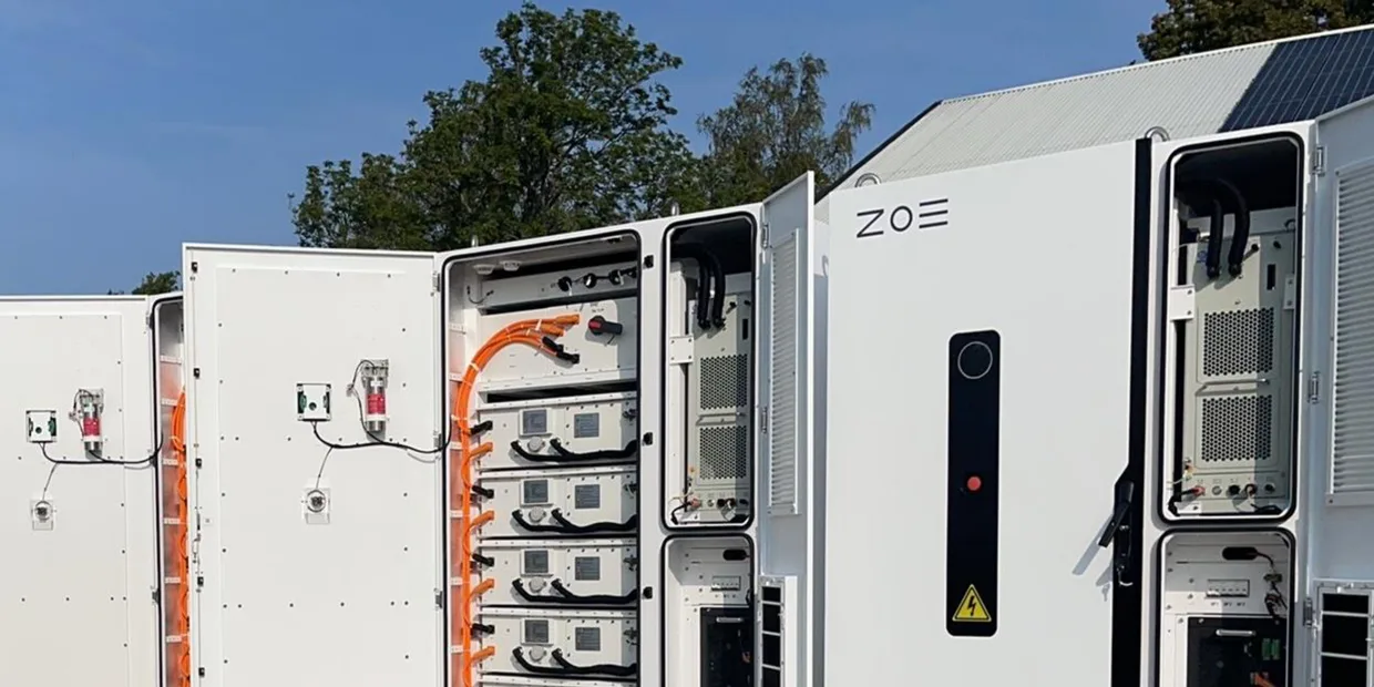 Tre ZOE Z BOX-C batteriskåp med öppna dörrar vid en gård i Sverige