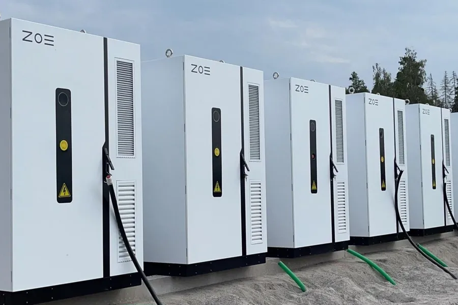 En rad med sex ZOE Z BOX-C batteriskåp vid skogen