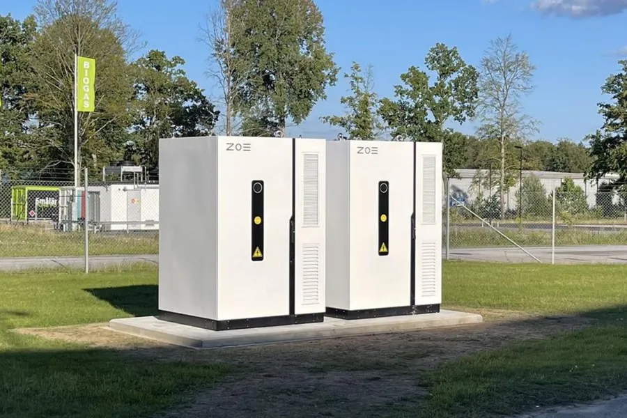 Två ZOE Z BOX-C batteriskåp på en gräsmatta