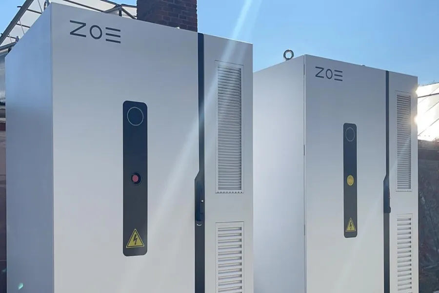 Två ZOE Z BOX-C batteriskåp vid ett växthus
