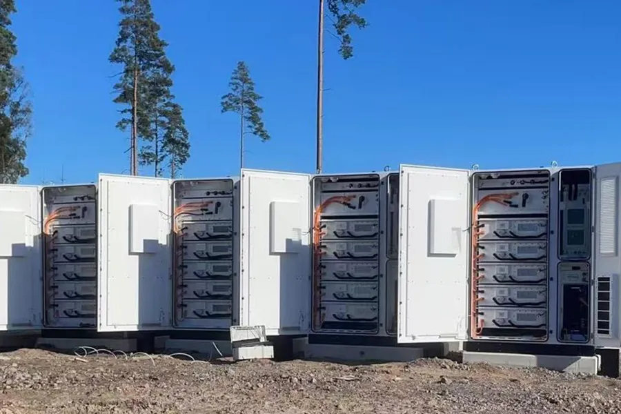 ZOE Z BOX-C batteriskåp med öppna dörrar