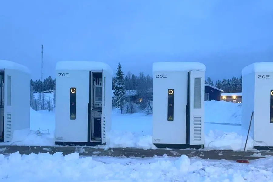 Fyra ZOE Z BOX-C batteriskåp i snön